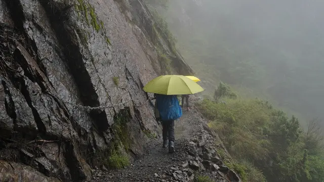 Penuhi Janji, Anak Mendaki Gunung dan Bawa Foto Ibunya