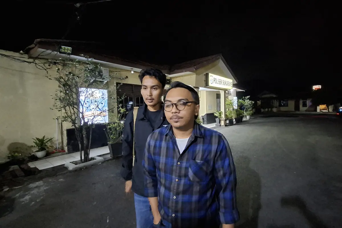 Direktur LBH Bandar Lampung, Prabowo Pamungkas mendampingi kontributor Kompas TV, Teuku Khalid Syah usai menjalani pemeriksaan lanjutan oleh penyidik. (Liputan6.com/Ardi Munthe)