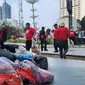 Sejumlah kader DPC PDI Perjuangan (PDIP) Depok yang menitipkan sampah di Kantor Wali Kota Depok Mohammad Idris. (Liputan6.com/Dicky Agung Prihanto)