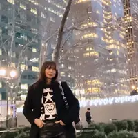 Dominasi outfit warna hitam pun dikenakan oleh Yuki Kato, mulai dari long coat hitam sebagai luaran, inner sweater dengan desain love dan bintang. Dipadukan celana dan sneakersnya. @yukikt