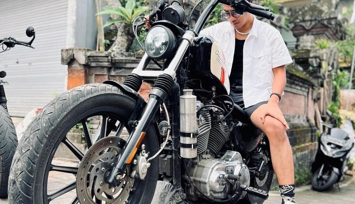 Pria 21 tahun ini belakangan dikabarkan sudah diberi lampu hijau Umi Pipik agar menikah muda. Namun belum ada kabar siapa calon yang bakal menjadi pendamping hidup pemain film Jingga dan Senja itu. (Liputan6.com/IG/abidzar73).