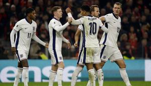 Para pemain Inggris merayakan gol kedua mereka dalam pertandingan kualifikasi Piala Dunia FIFA 2026 zona Eropa antara Albania dan Inggris di stadion "Air Albania" di Tirana,&nbsp;Senin (17-11-2025) dini hari WIB.&nbsp;(Adnan Beci/AFP)