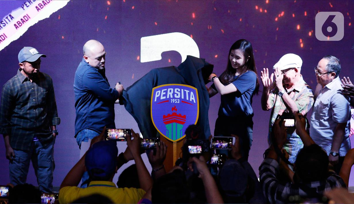 Persita Tangerang saat acara launching untuk 4 elemen terbaru klub jelang bergulirnya Shopee Liga 1 2020 di Gading Sepong, Tangerang, Rabu (26/2/2020). Empat elemen baru yang diluncurkan Persita Tangerang dalam acara tersebut adalah tim, jersey, logo, dan maskot. (Bola.com/M Iqbal Ichsan)