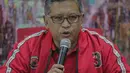 Sekjen PDIP Hasto Kristiyanto saat mengumumkan hasil pemilihan presiden 2019 dan legislatif di kantor DPP PDIP, Jakarta Pusat, Senin (22/4). Dari penghitungan sementara tersebut, PDI Perjuangan unggul dengan 19,93%, Partai Golkar 13,62%, lalu Partai Gerindra 11,49%. (Liputan6.com/Faizal Fanani)