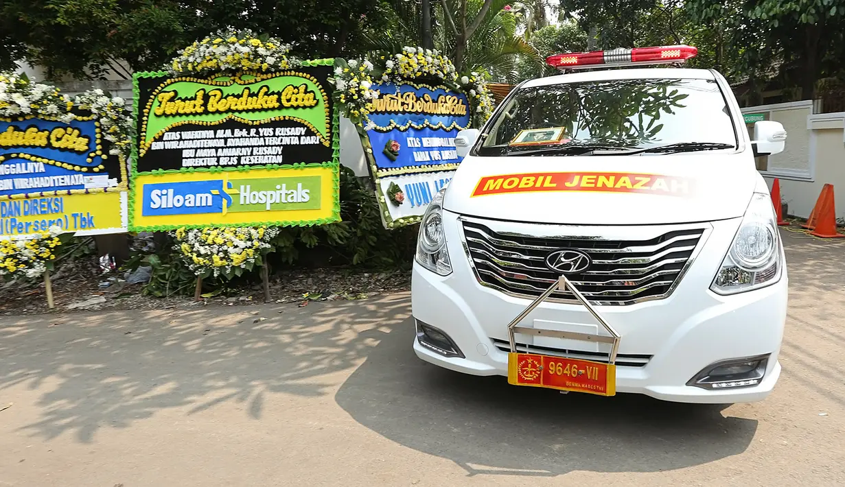 Beberapa karangan bunga merupakan kiriman dari Ketum PAPPRI, AM. Hendropriyono, Dwiki Dharmawan-Ita Purnamasari, Silvana Herman, dan banyak instansi pemerintah maupun swasta. Karangan bunga berjejer di sekitar rumah duka. (Bambang E. Ros/Bintang.com)