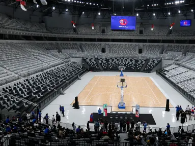 Suasana lapangan dan tribun penonton di Indonesia Arena, Senayan, Jakarta, Selasa (11/7/2023). Indonesia Arena merupakan satu dari empat venue penyelenggara FIBA World Cup 2023. (Liputan6.com/Herman Zakharia)