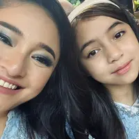 Sienna dan Marshanda tampil kompak di hari pernikahan sang nenek. Nampak Sienna pun semakin berajak remaja. Credit: Instagram (@marshanda99)