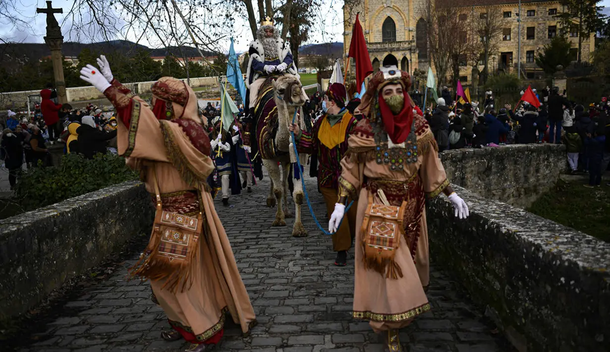 Salah satu raja The Cabalgata Los Reyes Magos melambai kepada warga saat Cabalgata Los Reyes Magos sehari sebelum Epiphany di Pamplona, Spanyol, 5 Januari 2022. Epiphany adalah sebuah hari raya keagamaan dalam sejumlah denominasi gereja Kristen pada tanggal 6 Januari. (AP Photo/Alvaro Barrientos)