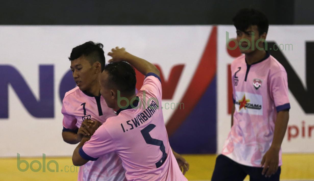 Pemain WPK MBU merayakan gol yang dicetak Meisar Yaya Hidayah (kiri) ke gawang Pinky Boys dalam laga Seri III Grup B Wilayah Timur Pro Futsal League 2016 di GOR 17 Desember, Mataram, NTB, Minggu (13/3/2016). (Bola.com/Arief Bagus)