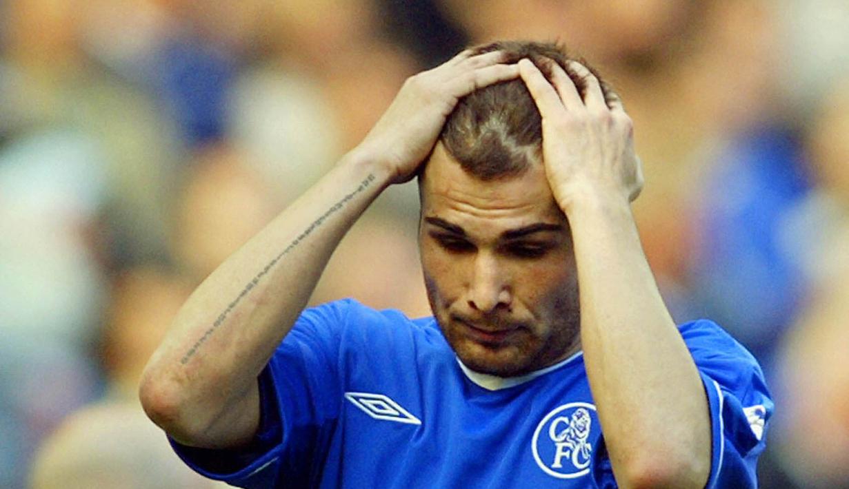 2. Adrian Mutu (Striker) - Mantan pemain Parma ini merupakan salah satu striker berkelas di Serie A. Namun pada tahun 2004, pria asal Rumania itu dinyatakan positif menggunakan kokain dan kontraknya pun diputus oleh Chelsea. (AFP/Adrian Dennis)