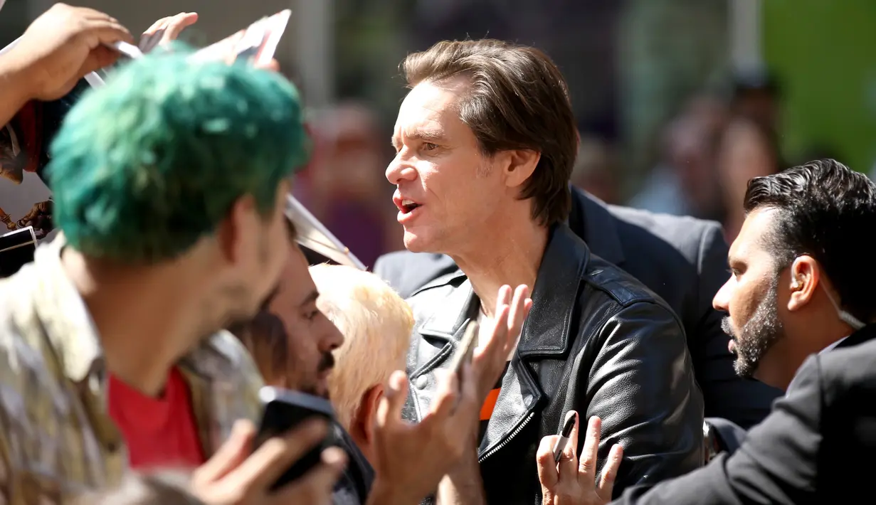 Aktor Jim Carrey menyapa pengemarnya saat menghadiri pemutaran perdana "Jim & Andy: The Great Beyond" selama Festival Film Internasional Toronto 2017 di Winter Garden Theatre di Toronto, Kanada (11/9). (Phillip Faraone/Getty Images/AFP)