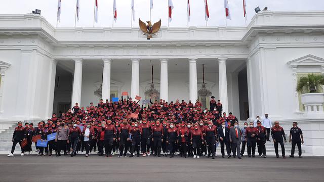 Presiden Jokowi bersama para atlet yang berhasil membawa pulang medali di ajang Sea Games Vietnam 2021 di halaman Istana Merdeka Jakarta