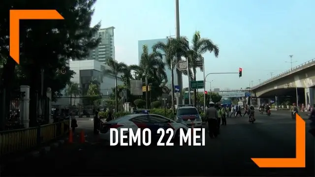 Polisi menutup akses lalu lintas dari jalan S Parman menuju ke KS Tubun, Jakarta Barat.