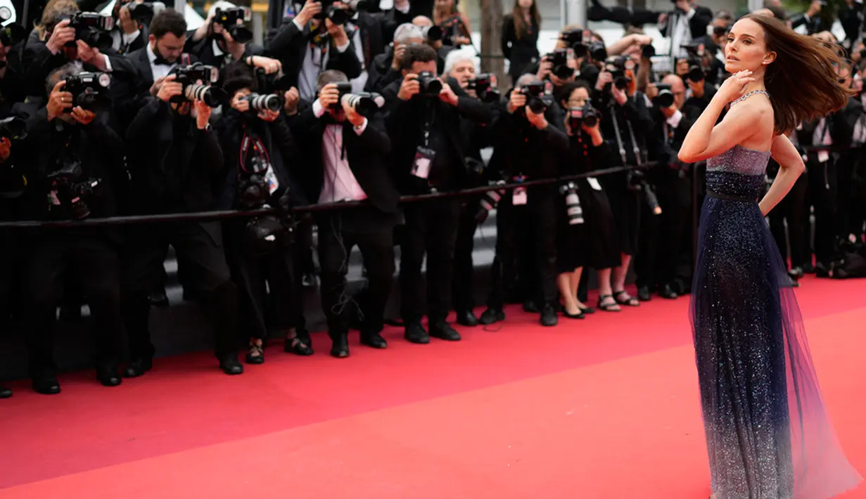 Menghadiri pemutaran perdana 'The Zone of Interest' di Festival Film Cannes 2023, Natalie Portman tampil memesona dalam balutan gaun strapless Dior dari koleksi merek musim gugur/musim dingin 2017. (Photo by Scott Garfitt/Invision/AP)