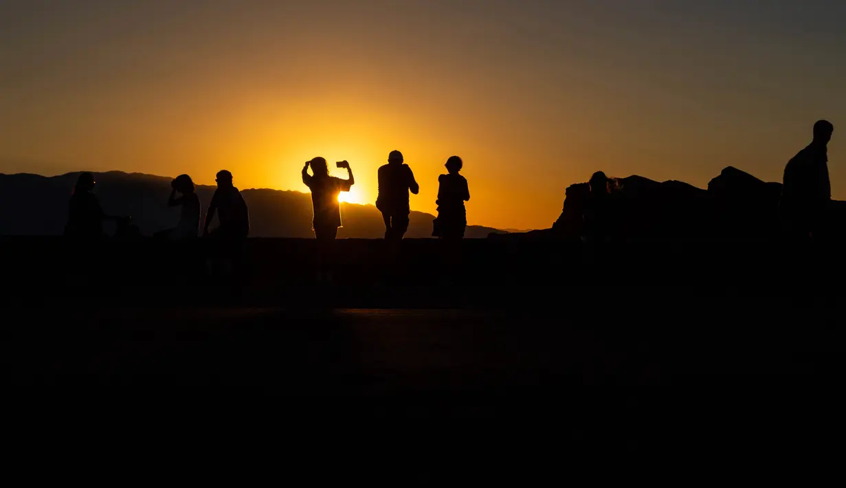 Meski hanya menempati porsi kecil di Death Valley, bukit-bukit pasir masih menjadi daya tarik lembah tersebut. Di sini, Anda harus mengunjungi Eureka Sand Dunes. Tak hanya karena menjulang tinggi, tetapi juga ada fenomena aneh yakni pasir 'bernyanyi'. (AP Photo/Ty ONeil)