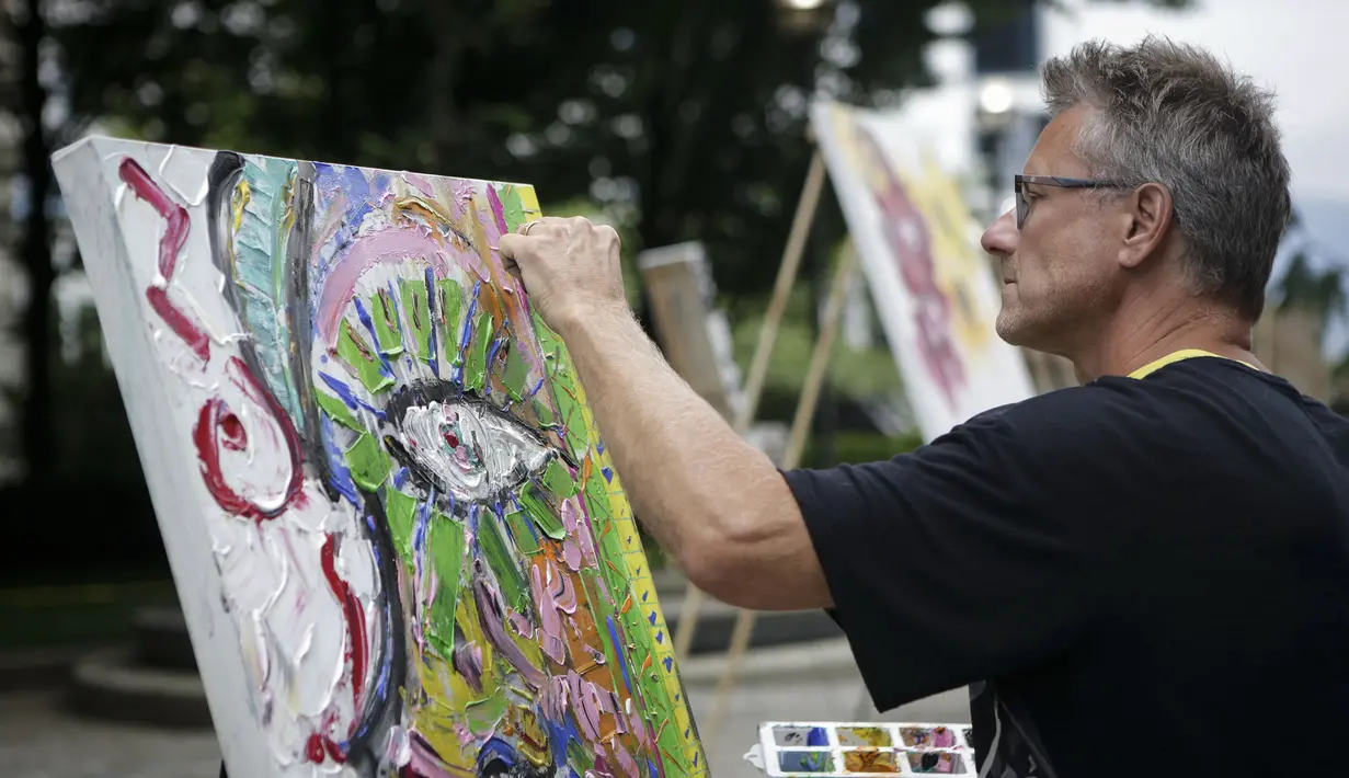Seorang seniman mengerjakan karyanya dalam lomba lukis Art Masters di Vancouver, British Columbia, Kanada (22/7/2020). Mereka diharuskan menggunakan alat lukis nonkonvensional dan menyelesaikan karyanya dalam waktu satu jam. (Xinhua/Liang Sen)