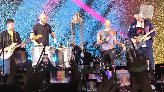<p>Mengabadikan konser Coldplay di Singapura menggunakan kamera Samsung Galaxy S24 Ultra. /Agustin Setyo W</p>