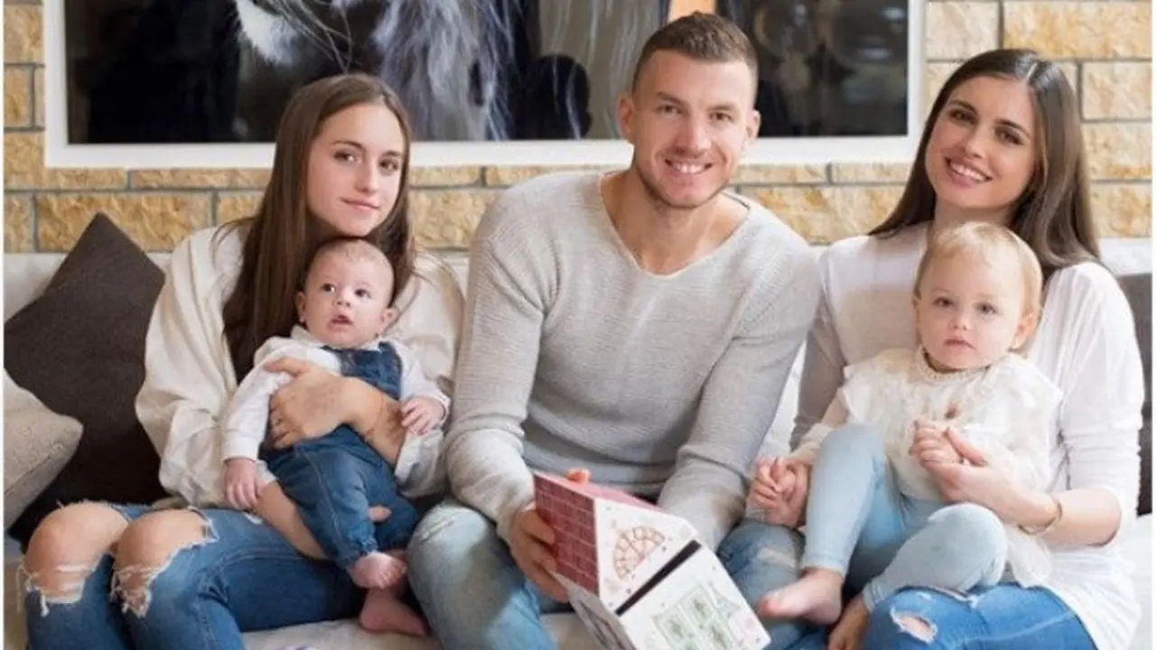 Edin Dzeko dan istri, Amra Silajdzic bersama anak-anaknya (Foto: FAbwags)