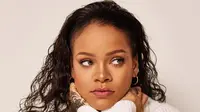 Cek Fakta: Tidak Benar Foto Rihanna Sedang Pegang Bendera Pakistan
