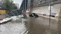Penampakan banjir New York City, Amerika Serikat, pada Jumat (29/9/2023), tepatnya di Williamsburg Bridge. (Dok. AP/Jake Offenhartz)