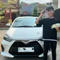 Febbry Setiawan dan mobil Toyota Agya dari Flash Sale Rp1 Shopee. (Instagram/febbryst)