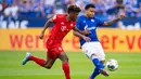 Gelandang Bayern Munchen, Kingsley Coman, berebut bola dengan gelandang Schalke, Weston McKennie, pada laga Bundesliga di Veltins-Arena, Gelsenkirchen, Sabtu (24/8). Schalke kalah 0-3 dari Munchen. (AFP/Guido Kirchner)