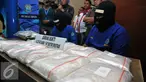 Badan Narkotika Nasional (BNN) menggelar barang bukti dan tersangka penyelundupan narkotika asal Malaysia, Jakarta, Rabu (17/6/2015). BNN mengamankan dua tersangka beserta barang bukti 10.293,96 sabu dan 147 butir ekstasi. (Liputan6.com/Johan Tallo)