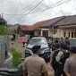 Petugas memeriksa rumah di Batan Indah Tangsel terkait paparan radioaktif. (Pramita/Liputan6.com)