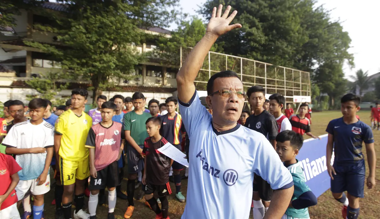 Sejumlah anak mengikuti tes fisik program Allianz Explorer Camp 2019 di Lapangan PSPT Tebet, Jakarta, Sabtu (22/6). Nantinya akan ada pemenang yang diberangkatkan ke Singapura dan Munchen. (Bola.com/Vitalis Yogi Trisna)