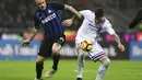Duel yang dilakukan Radja Nainggolan dan Nicola Murru pada laga lanjutan Liga Italia Serie A yang berlangsung di stadion Giuseppe Meazza, Milan, Senin (18/2). Inter Milan menang 2-1 atas Sampdoria. (AFP/Miguel Medina)