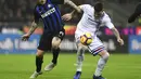Duel yang dilakukan Radja Nainggolan dan Nicola Murru pada laga lanjutan Liga Italia Serie A yang berlangsung di stadion Giuseppe Meazza, Milan, Senin (18/2). Inter Milan menang 2-1 atas Sampdoria. (AFP/Miguel Medina)