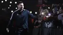 Lionel Messi menyapa penggemar sebelum acara pertandingan perpisahan Maxi Rodriguez sebagai pesepak bola profesional yang diselenggarakan di Marcelo Bielsa Stadium, Argentina, Minggu (25/6/2023). (AFP/Stringer)