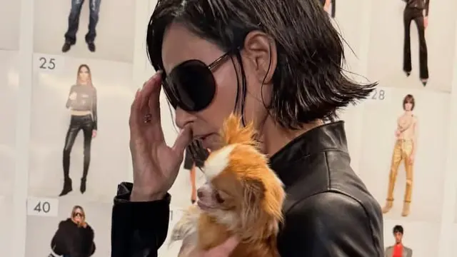 Demi Moore Padukan Rambut Bob Basah dengan Busana Kulit Serba Hitam