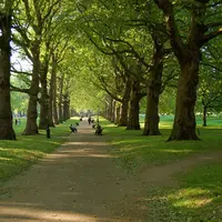 Yuk, sambil menunggu adzan Maghrib kita ngabuburit keempat taman paling favorit di Jakarta Pusat.