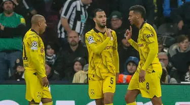 Pemain Dortmund Felix Nmecha (kanan) merayakan bersama rekan satu timnya setelah mencetak gol ke gawang Newcastle pada pertandingan sepak bola Grup F Liga Champions di St. James' Park, Newcastle, Inggris, Rabu (25/10/2023). (AP Photo/Scott Heppell)