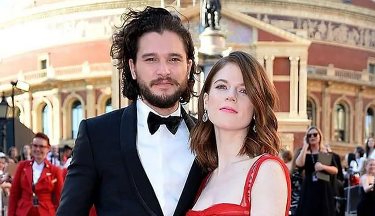 Seperti yang diwartakan EOnline, Senin (9/10/2017), rasa penasaran fans pun sirna setelah Rose Leslie tiba di bandara Heathrow, London, Minggu (8/10/2017).  (Instagram/roseleslie)