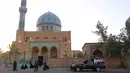 Petugas keamanan berjaga di luar masjid saat umat muslim melaksanakan salat Idul Fitri di Baghdad, Irak, Selasa (4/6/2019). Selain Irak, sejumlah negara juga merayakan Hari Raya Idul Fitri hari ini. (AP Photo/Khalid Mohammed)