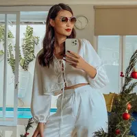 Warna putih menjadi salah satu warna favorit dari perempuan yang memiliki nama lengkap Patricia Gunawan ini. Ia selalu tampil percaya diri dalam memadupadankan bajunya yang berwarna putih. (Liputan6.com/IG/patriciagouw)