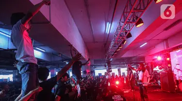 Band Kelompok Penerbang Roket saat tampil dalam acara Soundsfest Xperience 2024 di Mall Kuningan City, Jakarta, Sabtu (22/6/2024). (Liputan6.com/Angga Yuniar)