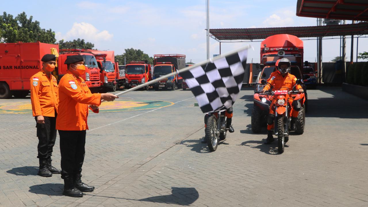 Kepala Kantor SAR Surabaya Hariadi Purnomo melepas keberangkatan tim Kantor SAR Surabaya untuk Siaga SAR Khusus Angkutan Lebaran Tahun 2022, pada Senin (25/4/2022). (Dain Kurniawan/Liputan6.com).