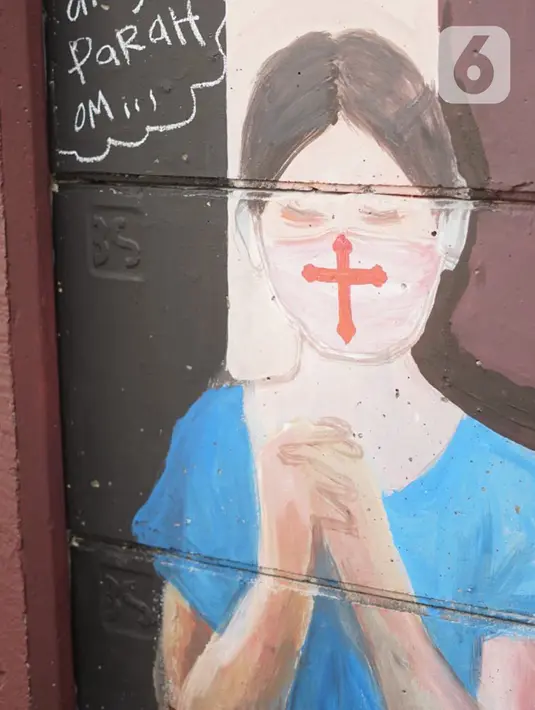 Mural bergambar simbol orang berdoa menggunakan masker di kawasan Juanda, Kota Depok, Jumat (26/6/2020). Mural yang dibuat warga tersebut bertujuan memberi edukasi untuk menggunakan masker sebagai salah satu pencegahan dan penyebaran COVID-19. (Liputan6.com/Immanuel Antonius)