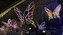 Orang-orang memotret instalasi cahaya di Lee Tung Street di Wan Chai, Hong Kong, China selatan (8/12/2020). Instalasi cahaya tersebut dapat berubah warna sesuai waktu, cuaca, suhu, dan kelembapan. (Xinhua/Lo Ping Fai)