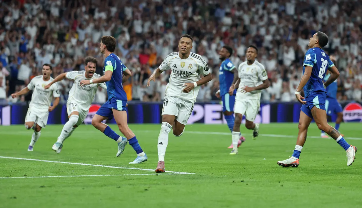 Penyerang Real Madrid asal Prancis, Kylian Mbappe merayakan gol kedua timnya dari titik penalti dalam laga matchday 1 League Phase Liga Champions 2025/2026 di stadion Santiago Bernabeu, Spanyol, 16 September 2025 waktu setempat atau Rabu (17/9/2025) dini hari WIB. (Thomas COEX/AFP)