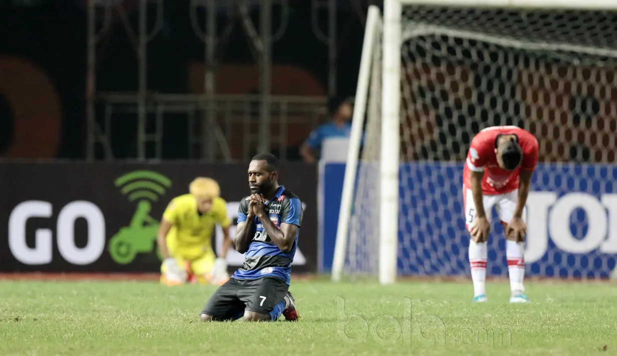 Ucapan Syukur pemain Madura United, Engelberd Sani usai timnya tundukkan Persija Jakarta pada lanjutan Liga 1 2017 di Stadion Patriot, Bekasi, Kamis (4/5/2017). Persija kalah dari Madura United 0-1. (Bola.com/Nicklas Hanoatubun)