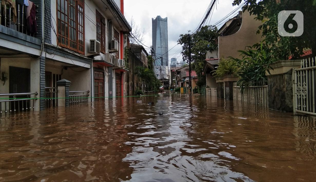 Suasana banjir yang merendam permukiman warga di kawasan Kebalen, Jakarta, Sabtu (20/2/2021). Curah hujan yang tinggi menyebabkan banjir setinggi orang dewasa di kawasan Kebalen. (Liputan6.com/Johan Tallo)