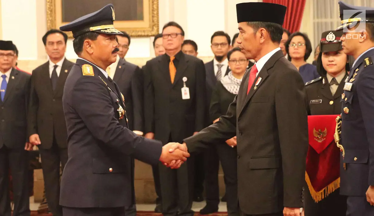 Presiden Joko Widodo memberi selamat kepada Marsekal Hadi Tjahjanto usai upacara pengambilan sumpah dan pelantikan sebagai Panglima TNI di Istana Negara, Jakarta, Jumat (8/12). (Liputan6.com/Angga Yuniar)