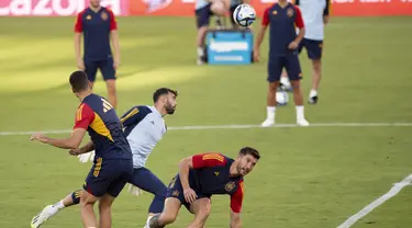 Para pemain Spanyol mengambil bagian dalam sesi latihan menjelang lanjutan Kualifikasi Euro 2024 Grup A menjamu Siprus, di Nuevo Estadio de Los Carmenes, Senin (11/9/2023). (JORGE GUERRERO / AFP)