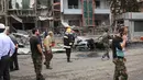 Tentara Suriah berkumpul di depan rumah Sakit al- Dabit setelah serangan roket pemberontak di daerah yang dikuasai pemerintah Aleppo, Selasa (3/5). Serangan tersebut menewaskan enam warga sipil dan puluhan lainnya luka-luka. (SANA/Handout via REUTERS)
