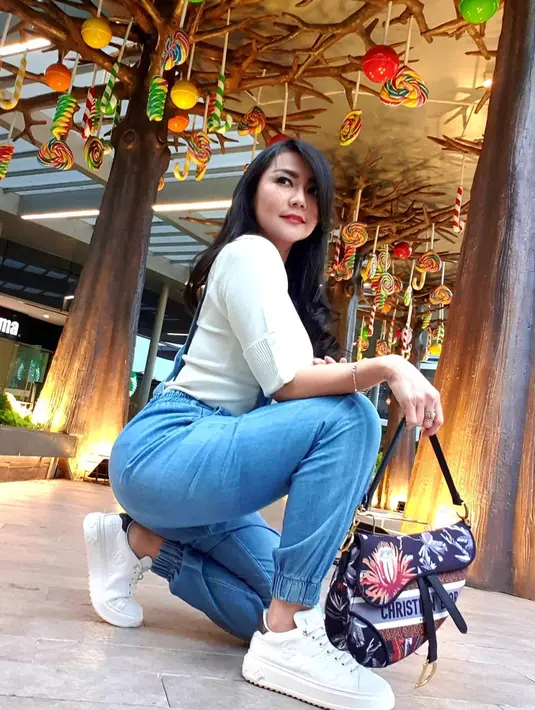 Beruntung, Tessa tidak seperti kebanyakan ibu-ibu yang ikut bingung dengan kegiatan sekolah online. Pasalnya, kedua anak Tessa, Andisa Leota Anabel Tumiwa dan Andisa Latafka Avram Tumiwa sudah beranjak remaja. (Instagram/tessakaunang_tuiit)