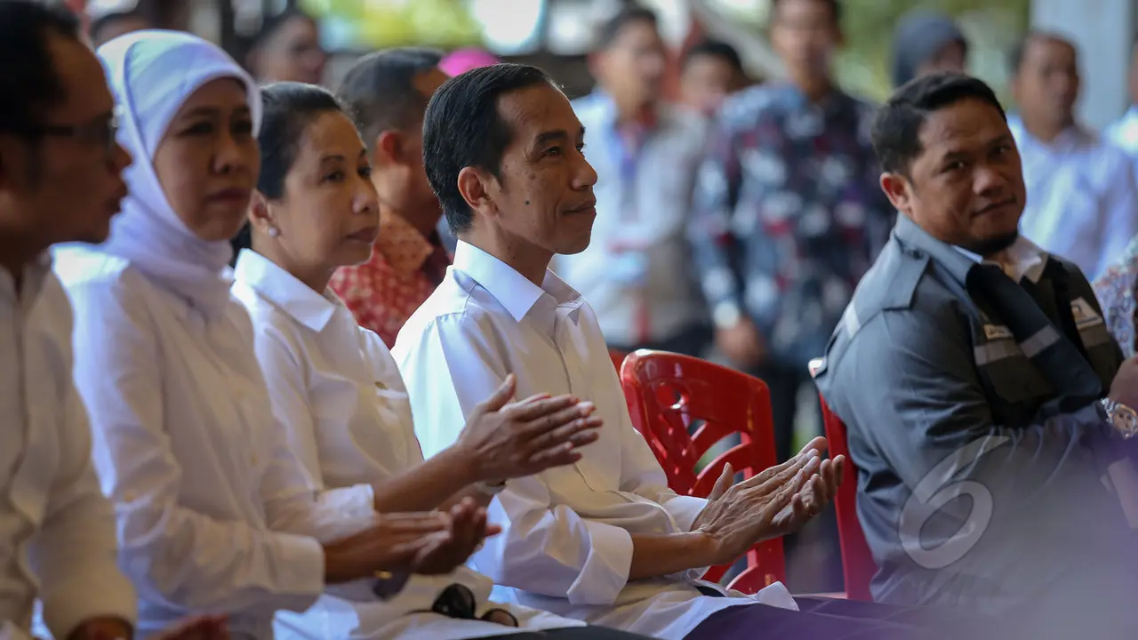 Presiden Jokowi Bagikan KIS kepada Ribuan Buruh Perkapalan